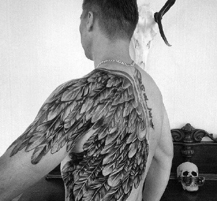 点击大图看下一张：生在背上的逼真翅膀纹身作品
