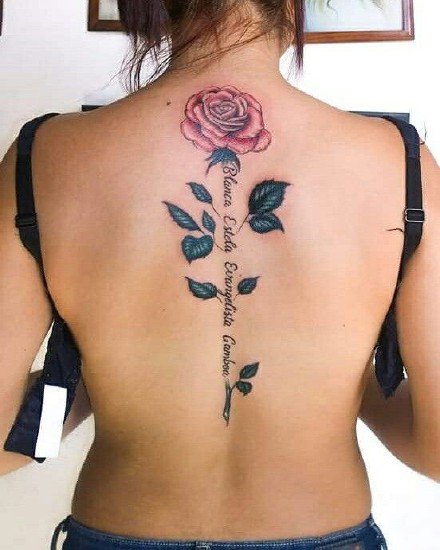 点击大图看下一张：盛开在脊柱上的女生背部花朵纹身作品