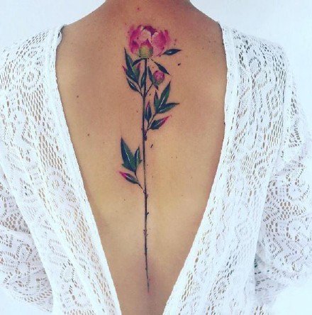 点击大图看下一张：盛开在脊柱上的女生背部花朵纹身作品