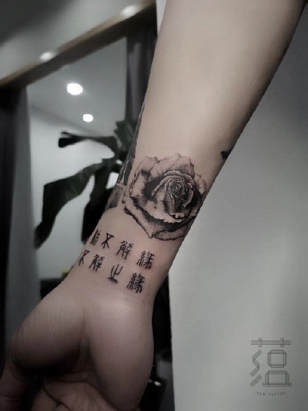 点击大图看下一张：中国风水墨植物纹身作品图片