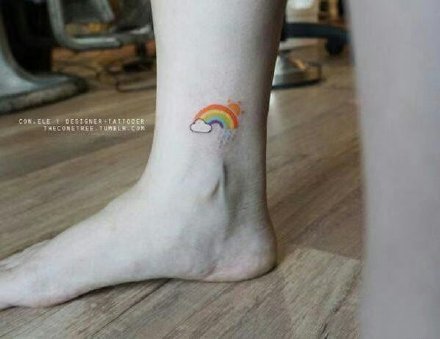 点击大图看下一张：极简的几款彩虹小纹身图片