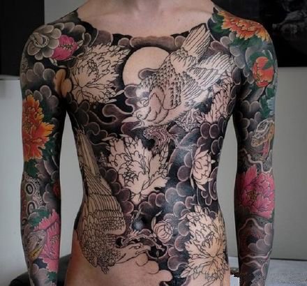 点击大图看下一张：炫彩大面积的一组满背花胸纹身作品
