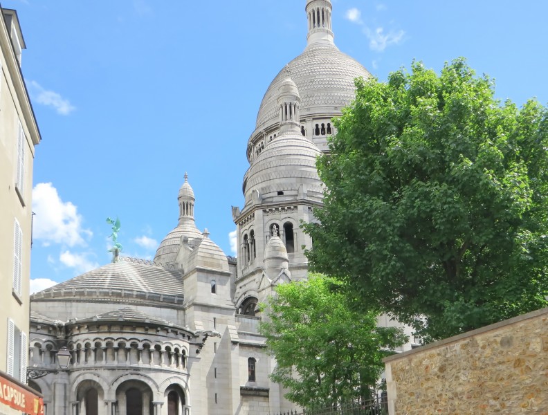 点击大图看下一张：风格独特的巴黎圣心教堂图片