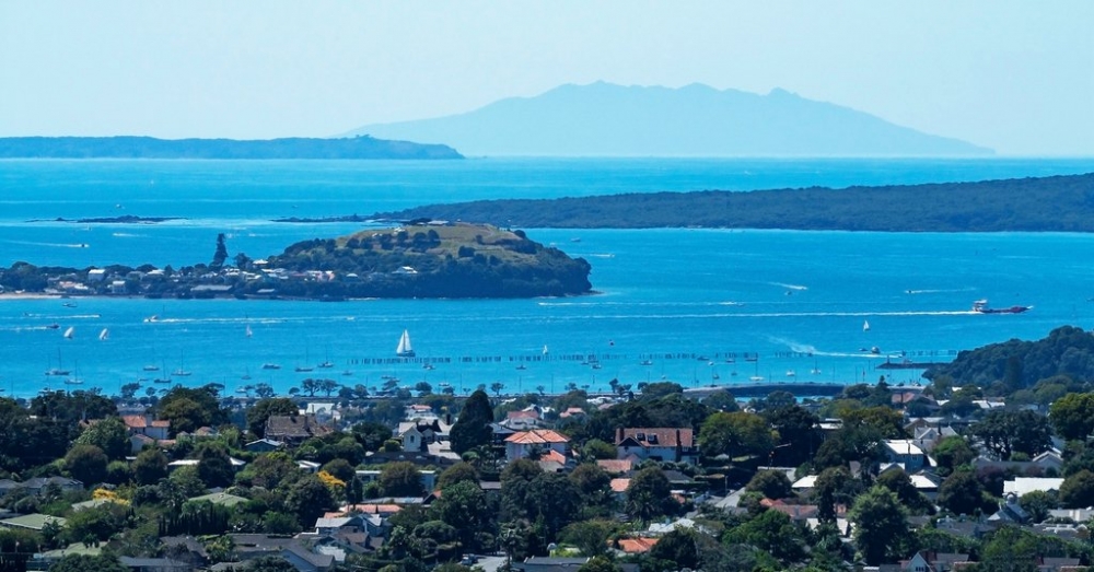 点击大图看下一张：新西兰蓝海湾山水风景图片