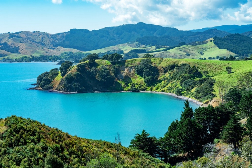 点击大图看下一张：新西兰蓝海湾山水风景图片