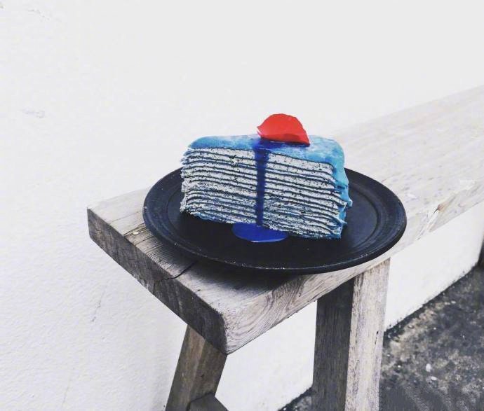 点击大图看下一张：精致的蓝色小蛋糕图片