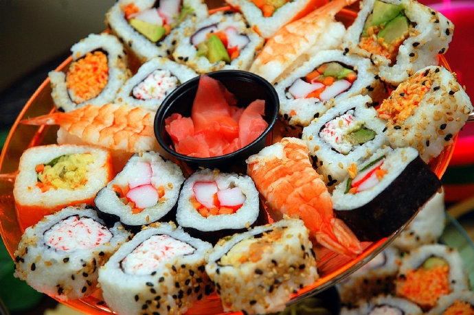 点击大图看下一张：诱人的三文鱼寿司图片