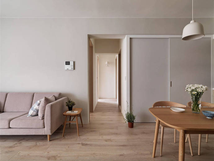 点击大图看下一张：现代极简风三居室，清新原木温暖舒适的家