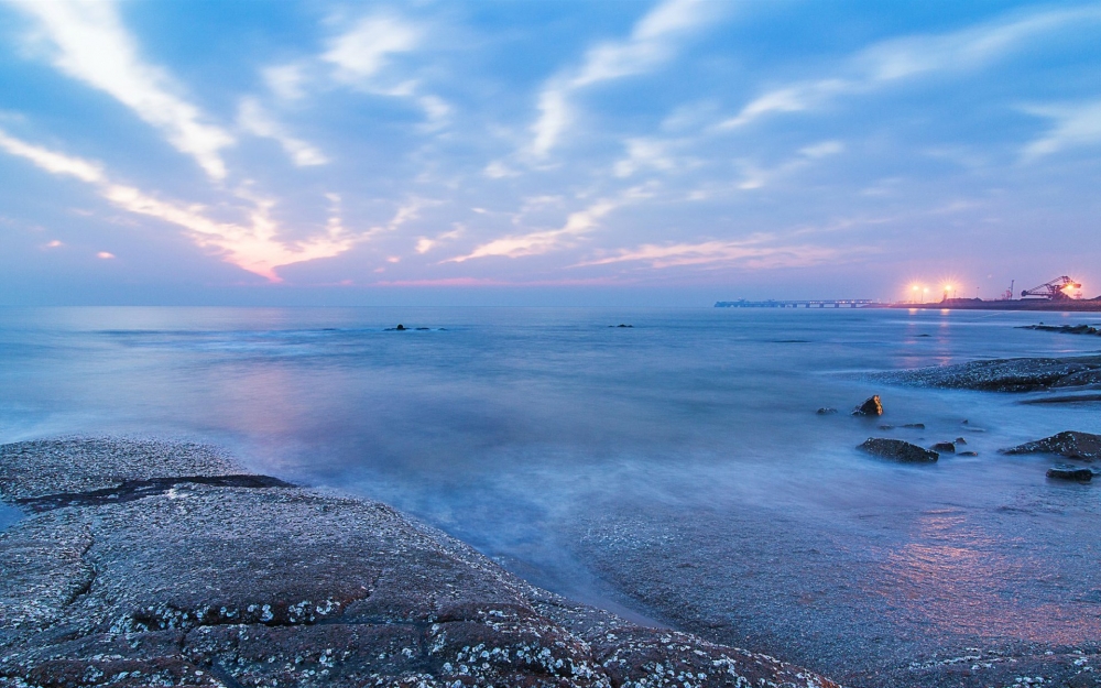 点击大图看下一张：清晨的大海风景壁纸