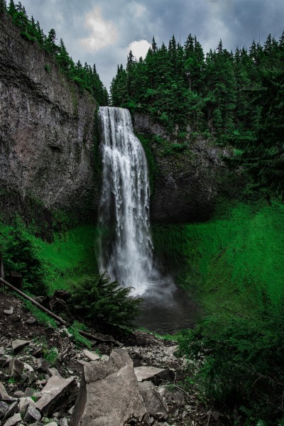 点击大图看下一张：一泻千里的的瀑布图片