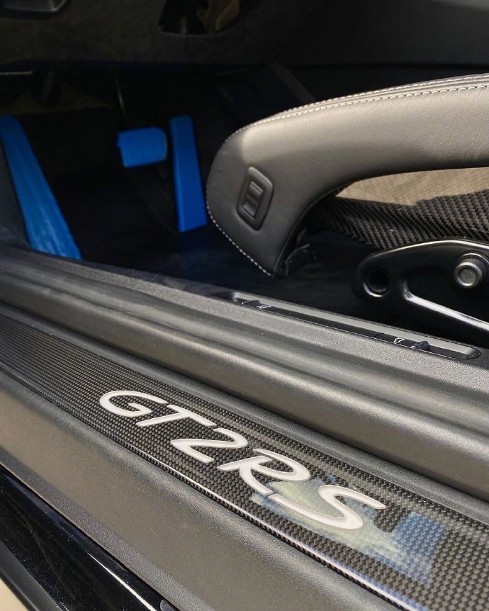 点击大图看下一张：保时捷GT2 RS，满满的细节都是碳