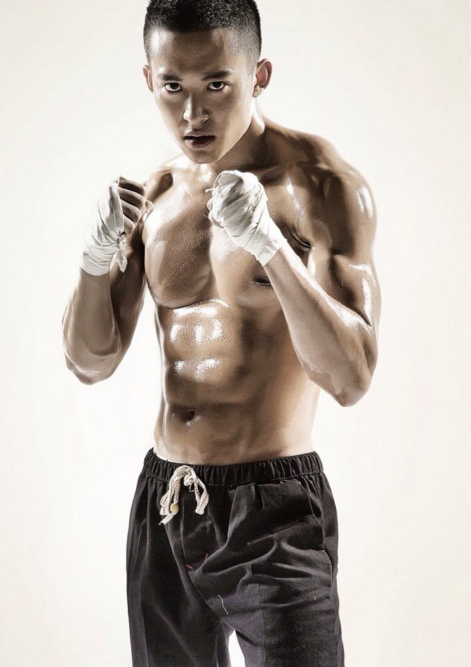 点击大图看下一张：帅哥艾伦大汗淋漓的锻炼肌肉图片
