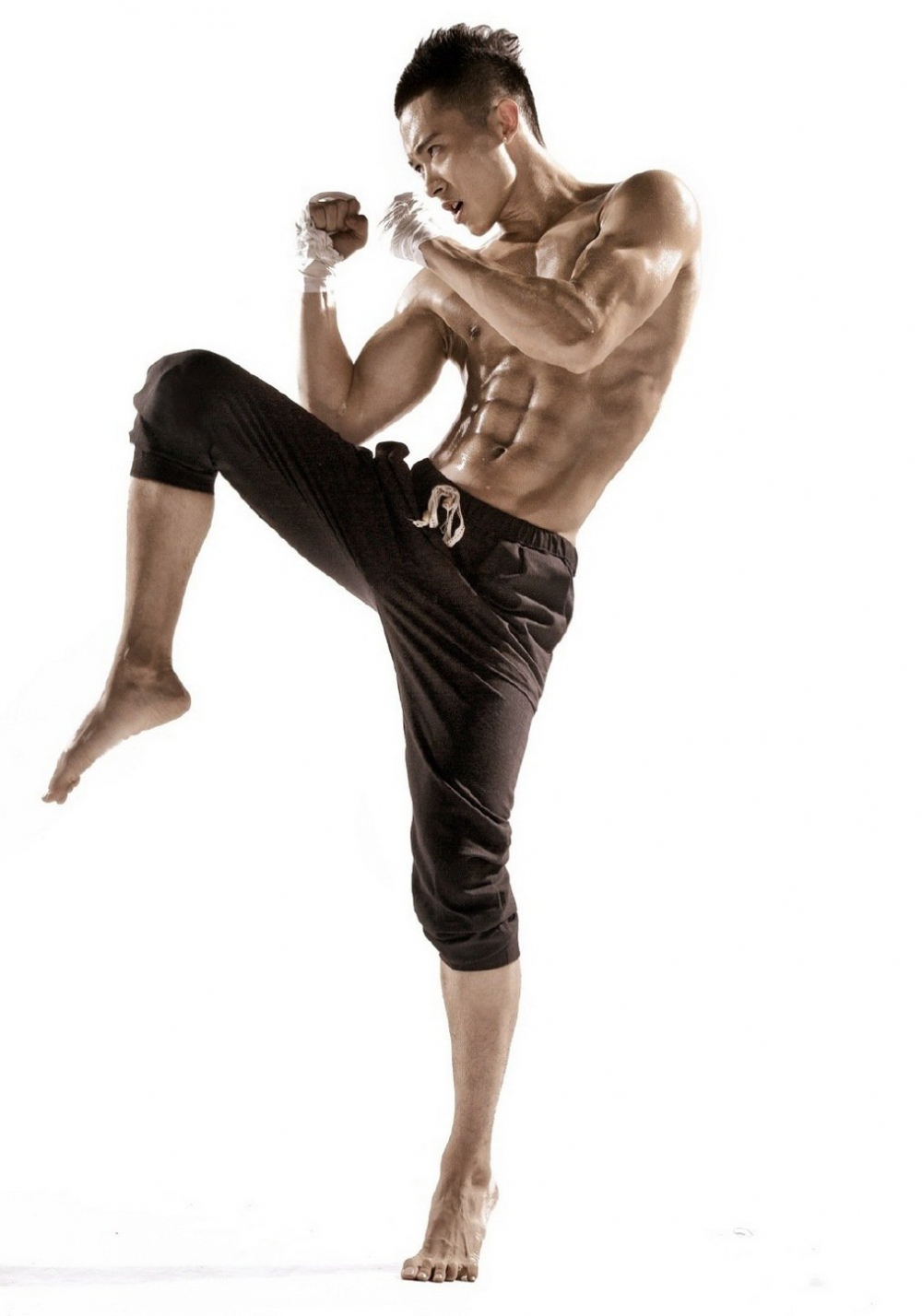 点击大图看下一张：帅哥艾伦大汗淋漓的锻炼肌肉图片
