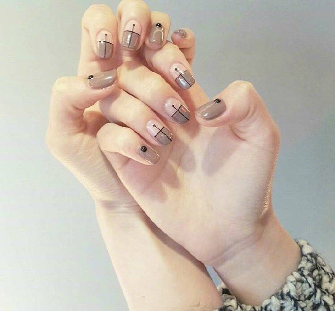 点击大图看下一张：一组干干净净的线条美甲风格