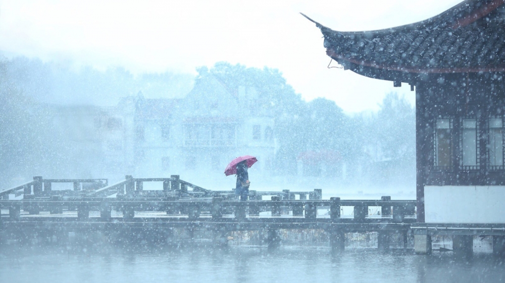 点击大图看下一张：杭州西湖雪花纷飞美景