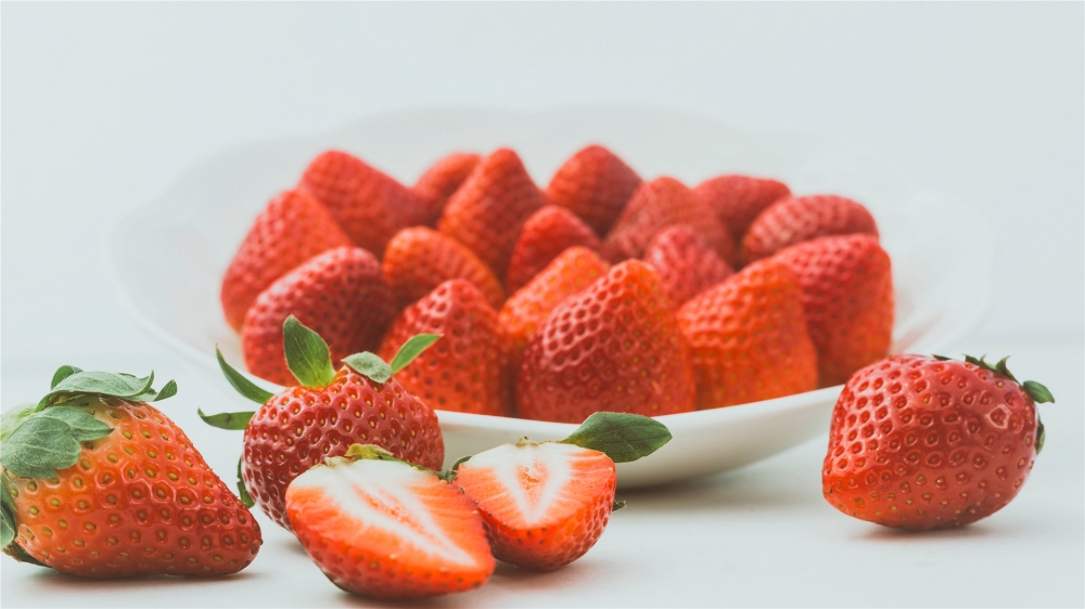 点击大图看下一张：美味可口的草莓高清桌面壁纸