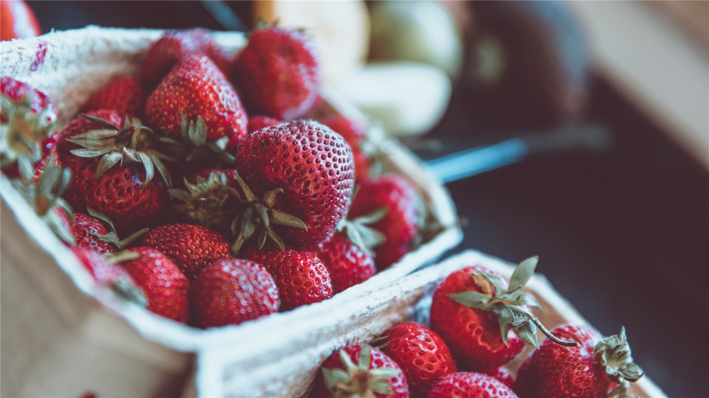 点击大图看下一张：美味可口的草莓高清桌面壁纸