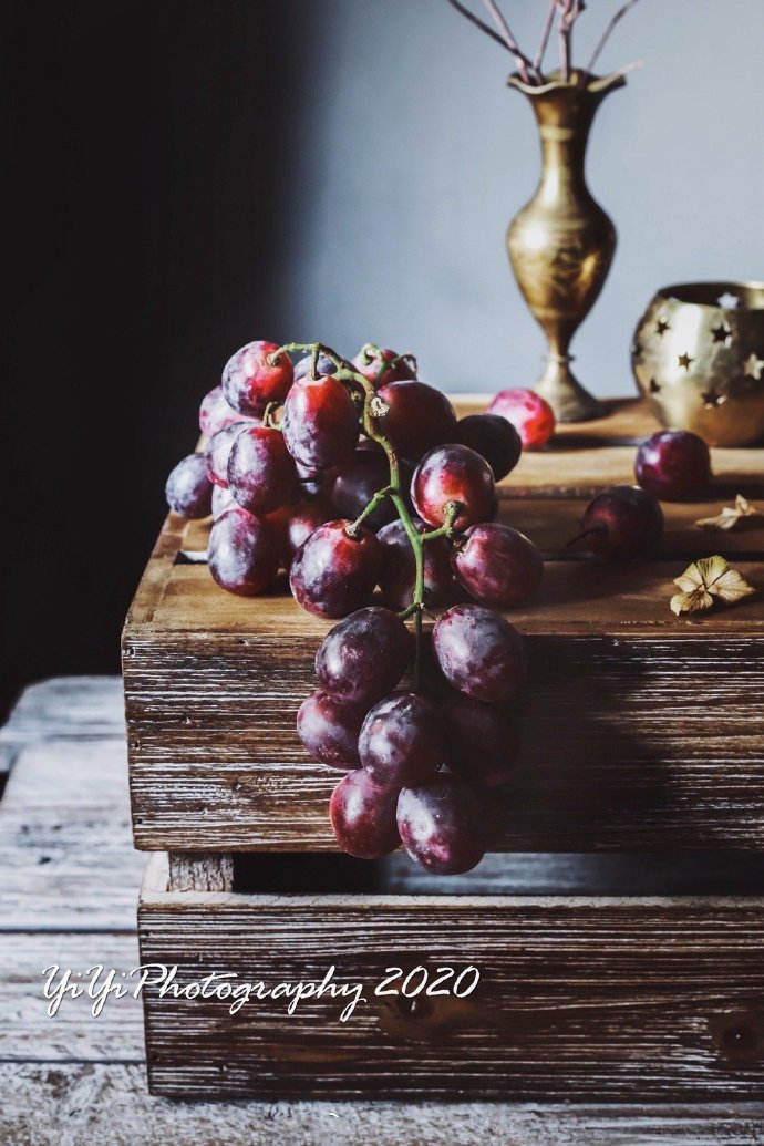 点击大图看下一张：一组新鲜美味的红葡萄图片