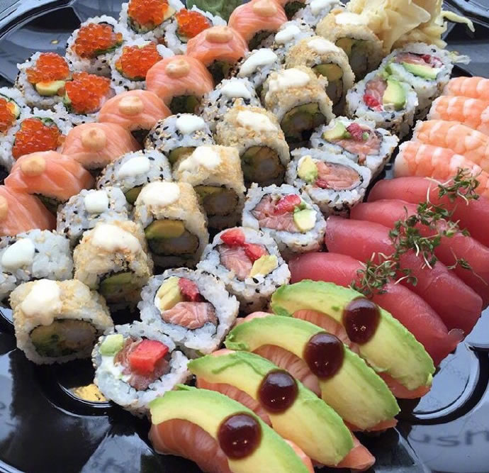 点击大图看下一张：一组琳琅满目的寿司图片