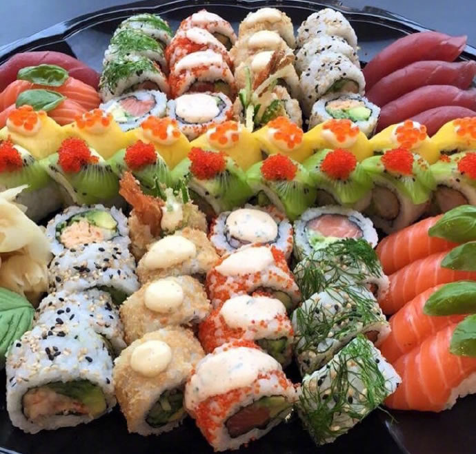 点击大图看下一张：一组琳琅满目的寿司图片