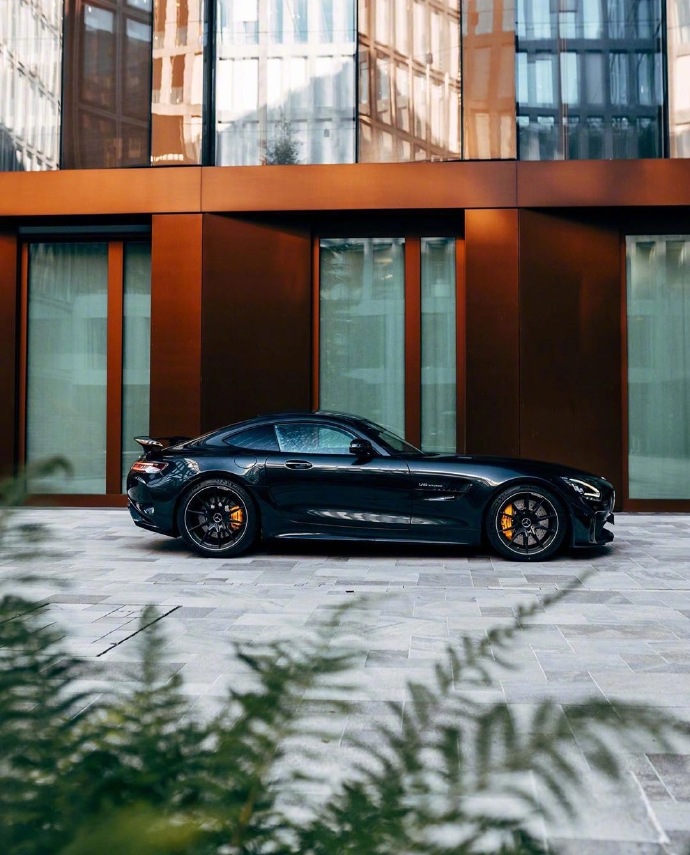 点击大图看下一张：酷帅的黑色奔驰GT R图片欣赏