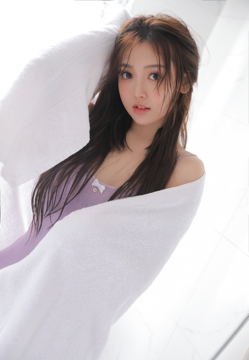 点击大图看下一张：紫色吊带裙美女丰满高挑身材性感写真