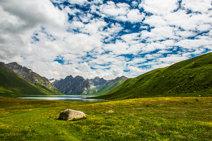 点击大图看下一张：中国甘南藏族自治州的壮美草原的美景