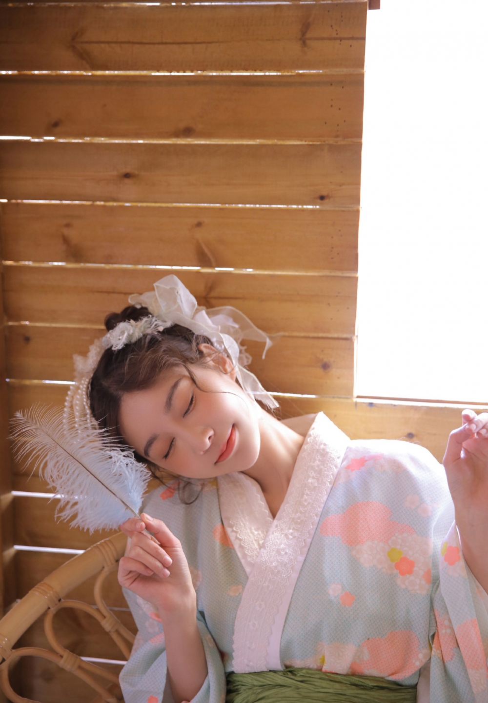 点击大图看下一张：日本和服美女粉嫩甜美诱人性感写真