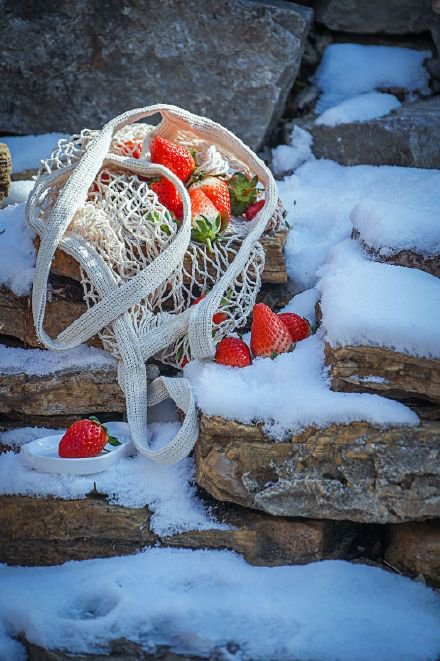 点击大图看下一张：雪地里的一抹红色的草莓