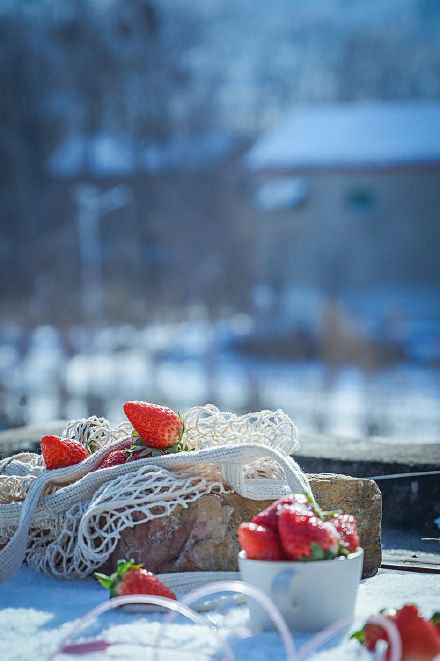 点击大图看下一张：雪地里的一抹红色的草莓