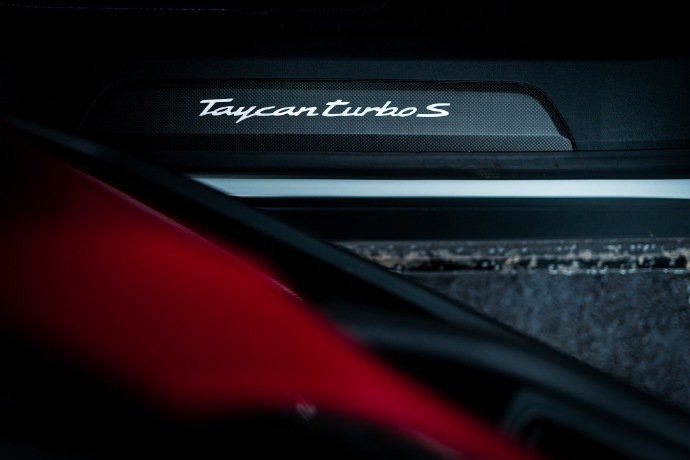 点击大图看下一张：保时捷新Taycan Turbo S，高颜值