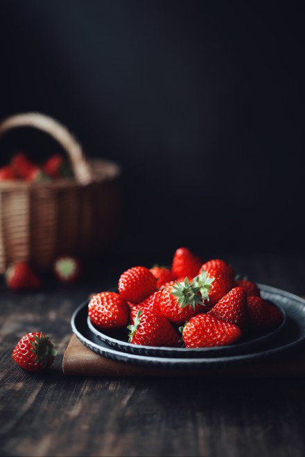 点击大图看下一张：一组红彤彤新鲜的草莓图片