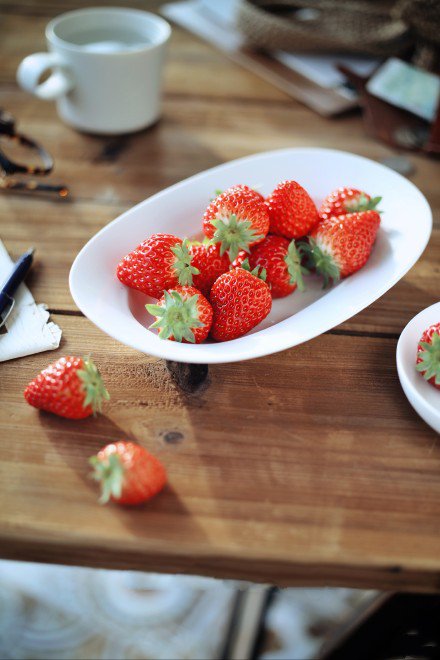 点击大图看下一张：一组红彤彤新鲜的草莓图片