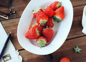 一组红彤彤新鲜的草莓图片