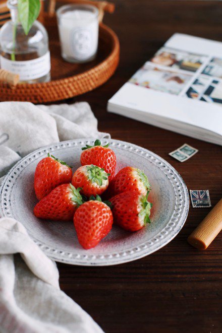 点击大图看下一张：一组酸酸甜甜美味的草莓