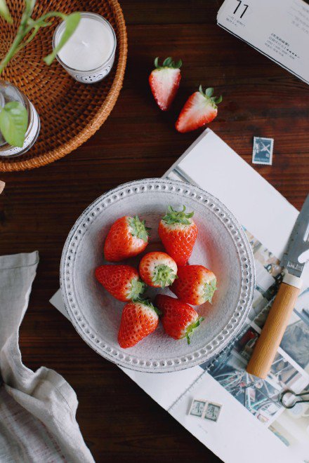 点击大图看下一张：一组酸酸甜甜美味的草莓