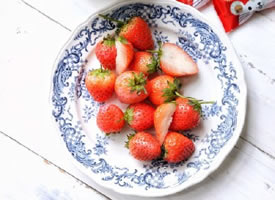 一组酸酸甜甜美味的草莓