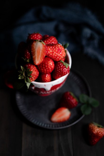 点击大图看下一张：一组意境感美的草莓图片