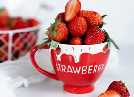 一组意境感美的草莓图片