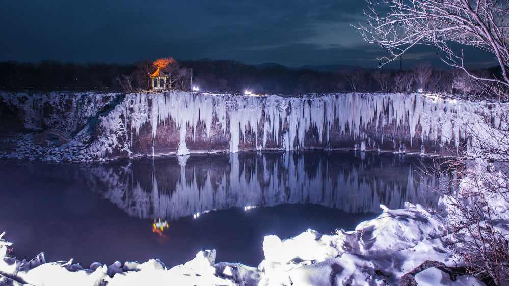 点击大图看下一张：冬季的黑龙江镜泊湖图片
