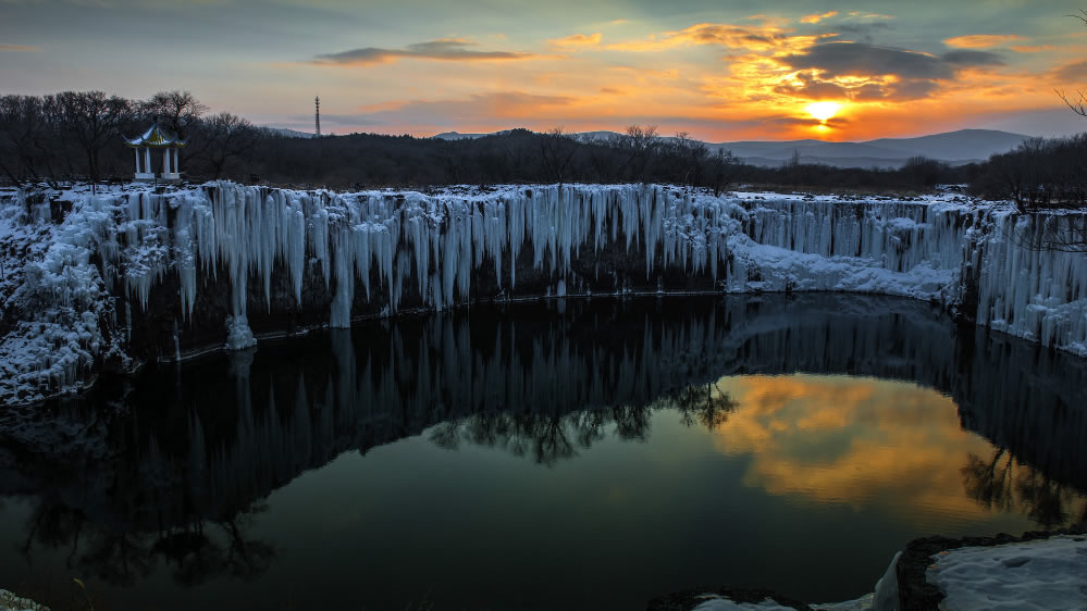 点击大图看下一张：冬季的黑龙江镜泊湖图片