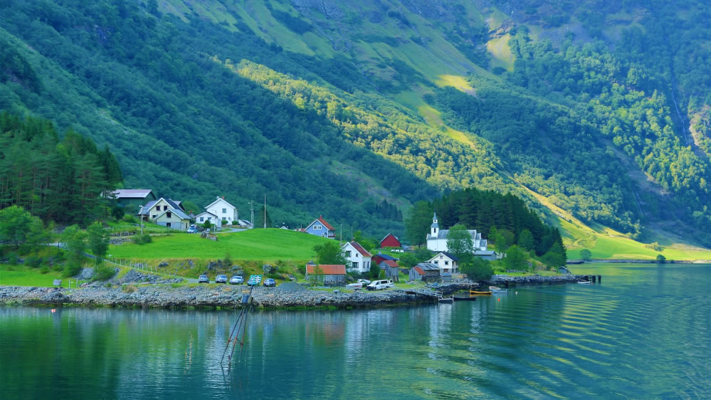 点击大图看下一张：挪威纳柔依峡湾风景壁纸