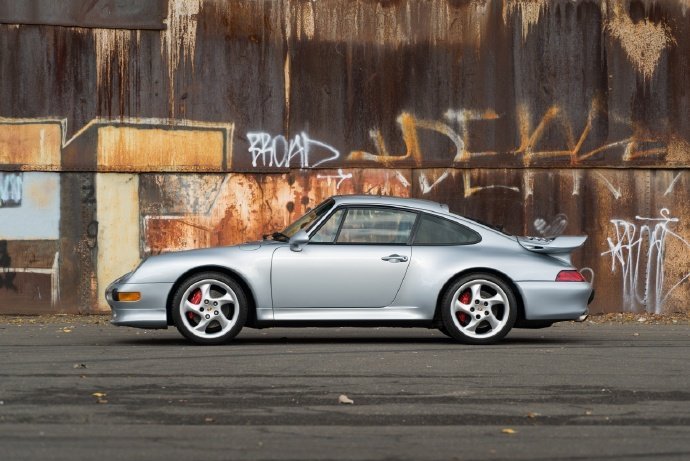 点击大图看下一张：Porsche 911，帅气经典