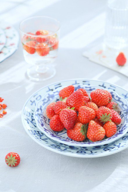 点击大图看下一张：营养丰富又好看的草莓