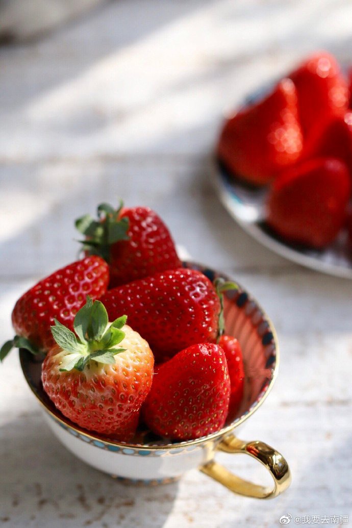 点击大图看下一张：暖阳下的草莓图片欣赏