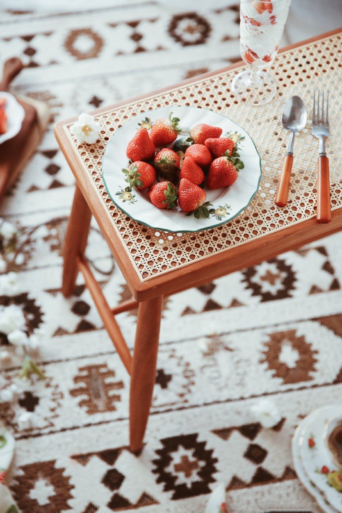 点击大图看下一张：一组颜值一般般的草莓图片
