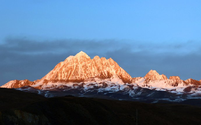 点击大图看下一张：暮色中的雅拉雪山