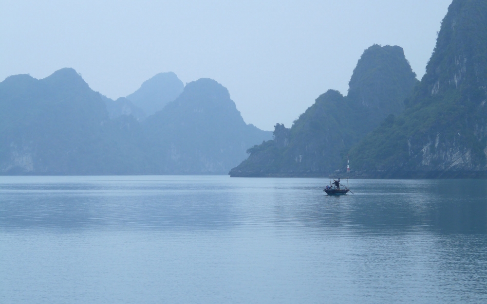点击大图看下一张：越南下龙湾唯美自然风光桌面壁纸