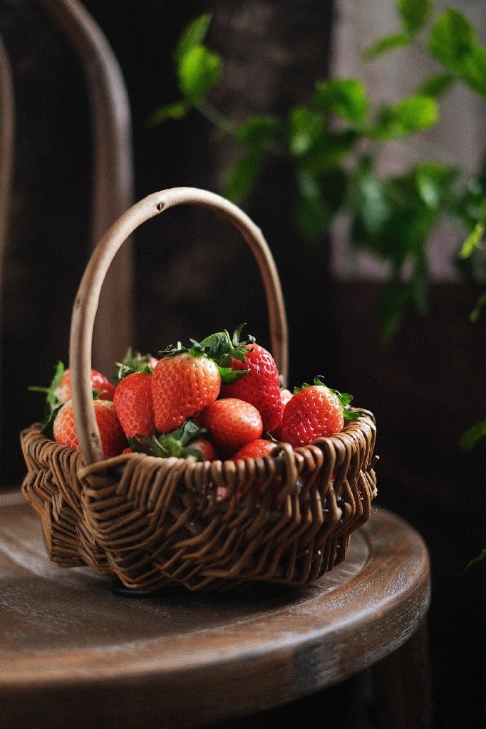 点击大图看下一张：这个冬季让人最爱的大草莓