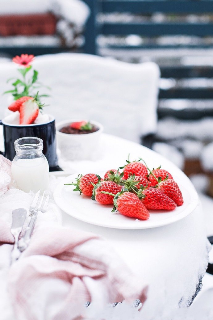 点击大图看下一张：这个冬季让人最爱的大草莓